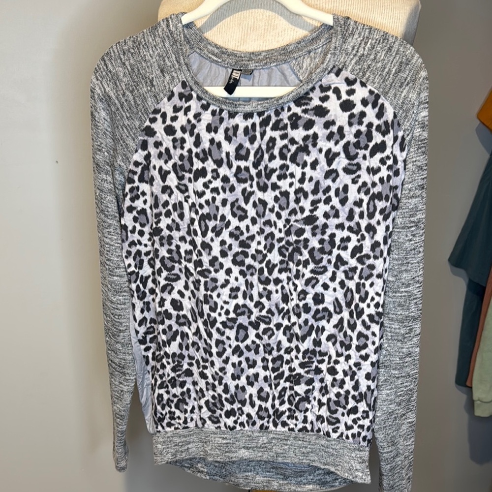 Kut from the Kloth Black and White Long Sleeve blouse